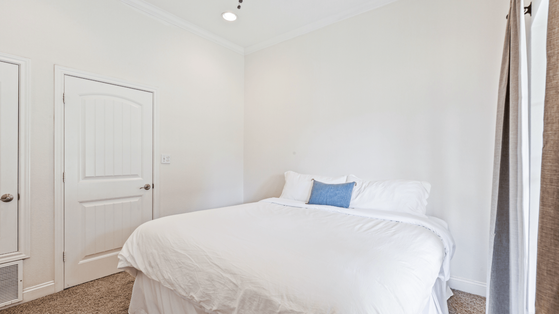 a bedroom with a bed in a hotel room